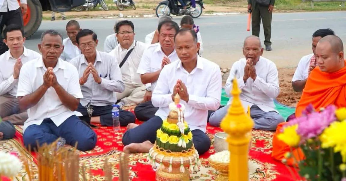 រដ្ឋបាលស្រុកបាទី រៀបចំពិធីសែនព្រេនសុំសេចក្តីសុខ មុនដំណើរការសាងសង់ស្លាកសម្គាល់ព្រំប្រទល់រវាងខេត្តតាកែវ និងខេត្តកណ្តាល