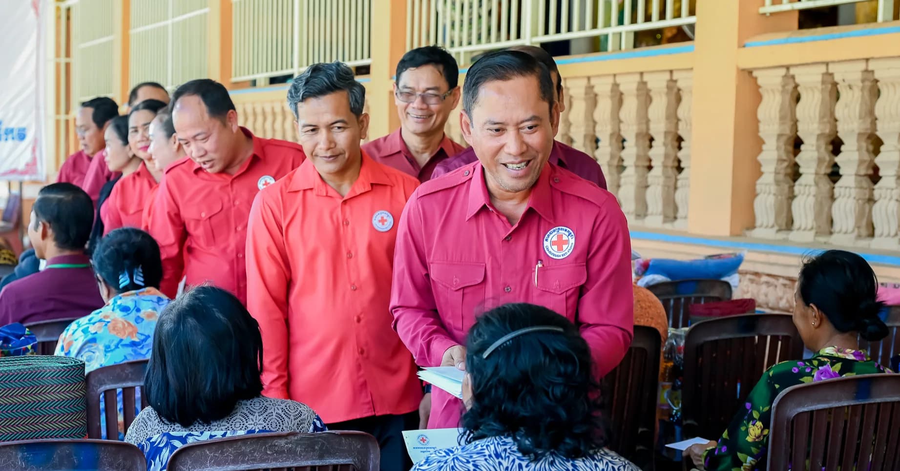 សាខាកាកបាទក្រហមកម្ពុជាខេត្តតាកែវ នាំយកអំណោយមនុស្សធម៌ផ្តល់ជូនប្រជាពលរដ្ឋរងគ្រោះដោយខ្យល់កន្ត្រាក់ ៤៩ គ្រួសារ នៅក្នុងស្រុកសំរោង