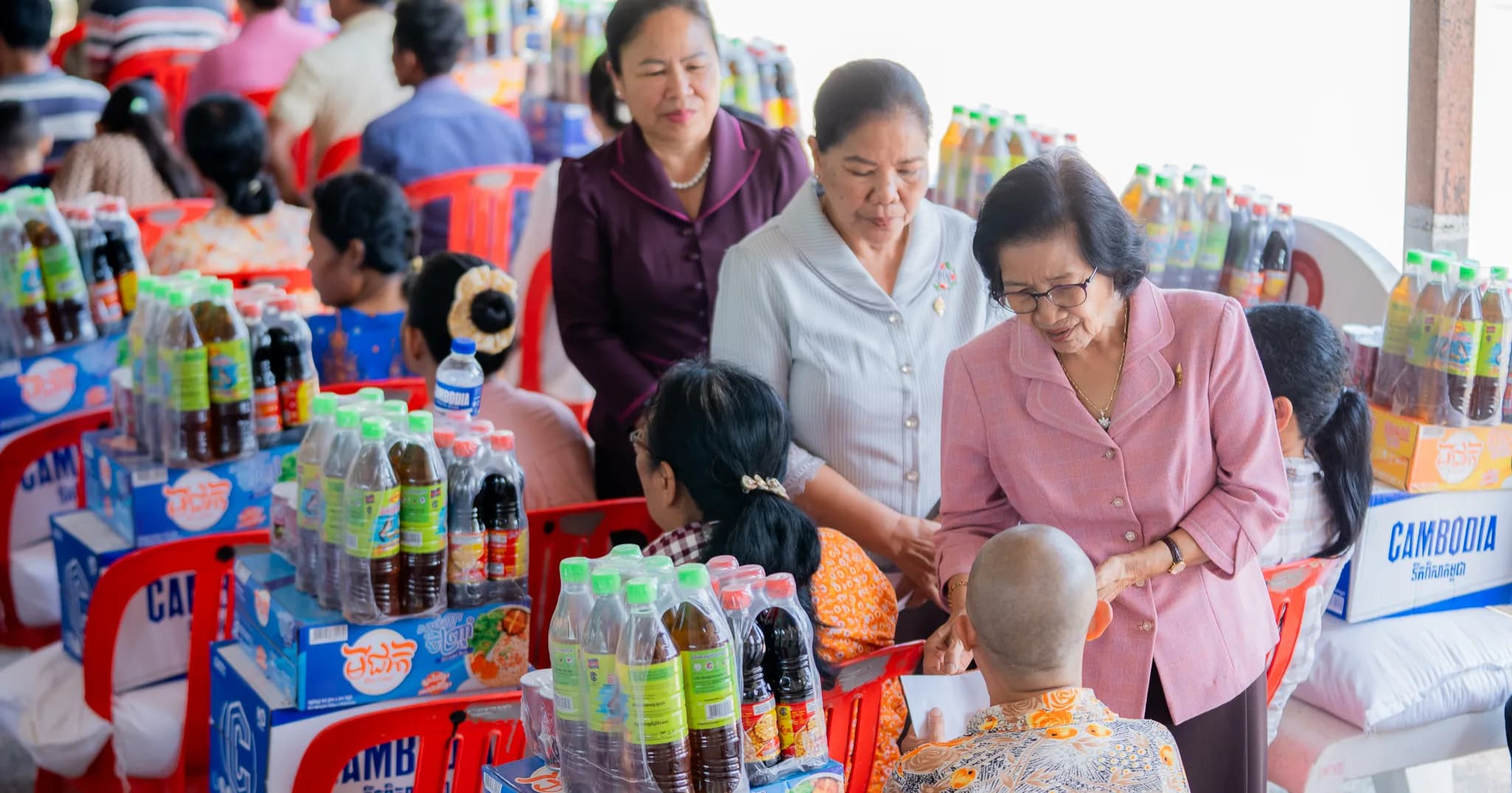 លោកជំទាវ និន សាផុន ថ្លែងអំណរគុណយ៉ាងជ្រាលជ្រៅចំពោះវីរភាពកងទ័ពជួរមុខ និងក្រុមគ្រួសារ ដែលបានលះបង់បម្រើបុព្វហេតុការពារបូរណភាពទឹកដី