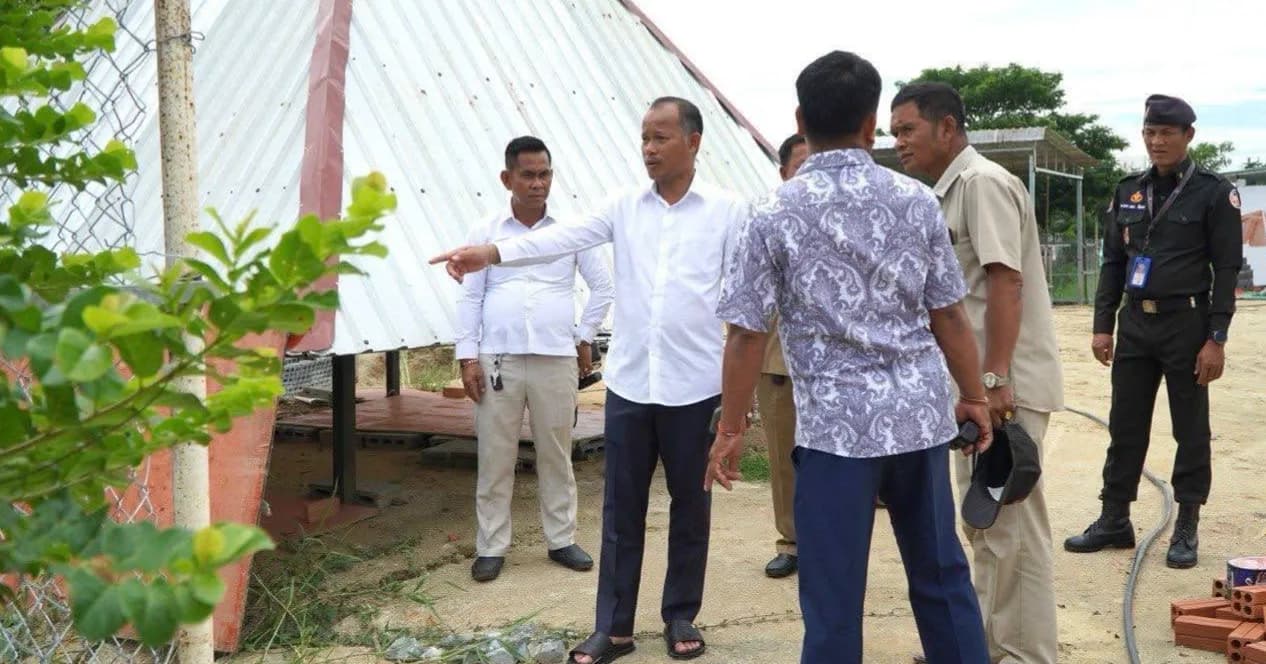 លោក សាយ វណ្ណៈ អភិបាលស្រុកបាទី ចុះពិនិត្យទីតាំងសាងសង់លើខ្នងប្រឡាយ និងណែនាំឱ្យកែសម្រួលដើម្បីរក្សាប្រភពទឹកសាធារណៈជូនប្រជាពលរដ្ឋ