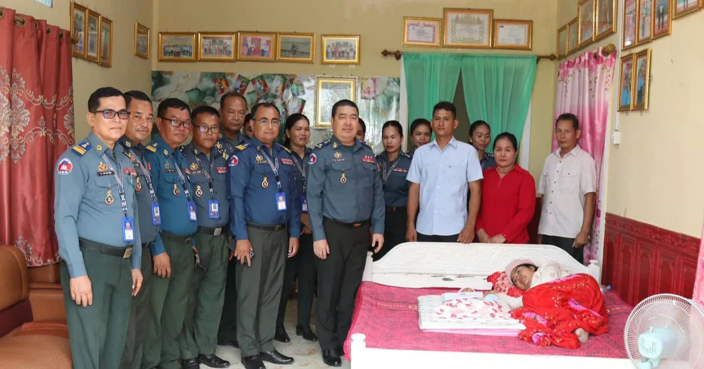 មេបញ្ជាការកងរាជអាវុធហត្ថខេត្តតាកែវ ដឹកនាំកម្លាំងចុះសាកសួរសុខទុក្ខ និងឧបត្ថម្ភថវិកាដល់គ្រួសារវីរកងទ័ពឈរជើងនៅសមរភូមិមុខ