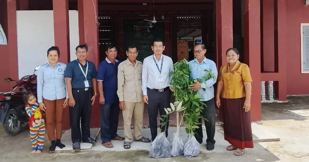 អភិបាលស្រុកទ្រាំង នាំយកកូនឈើចំនួន ១៣ដើម ប្រគល់ជូនរដ្ឋបាលឃុំធ្លក ដើម្បីលើកកម្ពស់បរិស្ថាន និងសោភ័ណភាព