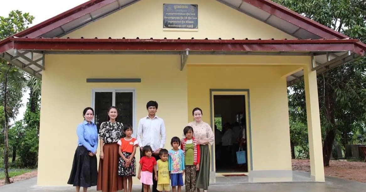 ផ្ទះទេវតាទី៣៣៦ មួយខ្នងទៀតដោយមានភ្ជាប់ប្រព័ន្ធភ្លើងសូឡា ជាអំណោយដ៏ថ្លៃថ្លារបស់សម្តេចតេជោ ហ៊ុន សែន និងសម្តេចកិត្តិព្រឹទ្ធបណ្ឌិត ប៊ុន រ៉ានី ហ៊ុនសែន, សម្ដេចធិបតី ហ៊ុន ម៉ាណែត និងលោកជំទាវបណ្ឌិត ពេជ ចន្ទមុន្នី ហ៊ុនម៉ាណែត ត្រូវបានលោកជំទាវ ហ៊ុន ម៉ាណា ប្រគល់ជូនប្រជាពលរដ្ឋជួបការលំបាក នៅខេត្តតាកែវ