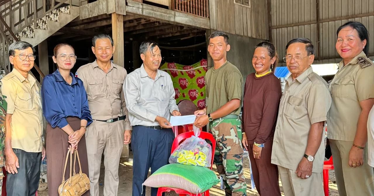 អភិបាលស្រុកកោះអណ្តែត ចុះសួរសុខទុក្ខ និងនាំយកអំណោយជូនគ្រួសារកងទ័ពជួរមុខ ដែលមកសម្រាកនៅស្រុកកំណើត