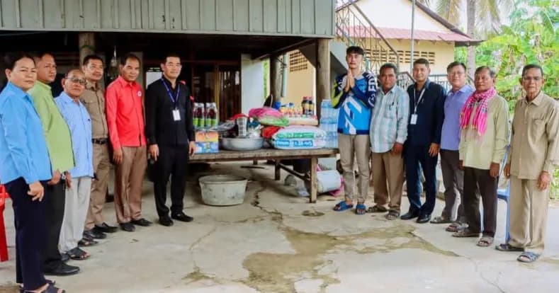 អាជ្ញាធរស្រុកទ្រាំង ចុះសួរសុខទុក្ខ និងនាំយកអំណោយមនុស្សធម៌ផ្តល់ជូនគ្រួសាររងគ្រោះដោយអគ្គិភ័យ នៅឃុំព្រៃស្លឹក