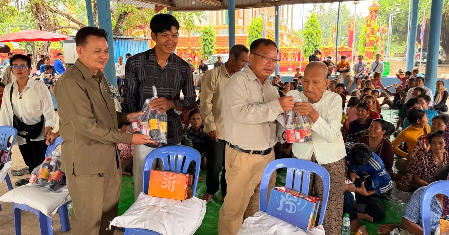ក្រុមការងារចុះជួយសង្កាត់អូរម៉ាល់ បាននាំយកអំណោយមនុស្សធម៌ ចែកជូនប្រជាពលរដ្ឋចំនួន១០០គ្រួសារ រស់នៅភូមិបឹងរាំង សង្កាត់អូរម៉ាល់ ក្រុងបាត់ដំបង