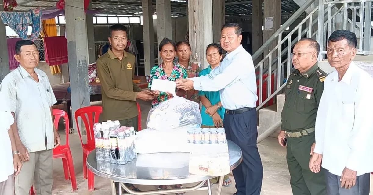 លោក កៅ វគ្គសែល អភិបាលស្រុកសំរោង ចុះសួរសុខទុក្ខ និងនាំយកអំណោយឧបត្ថម្ភជួយដល់លោកព្រឹន្ទបាលឯក សុំ វណ្ណនិត