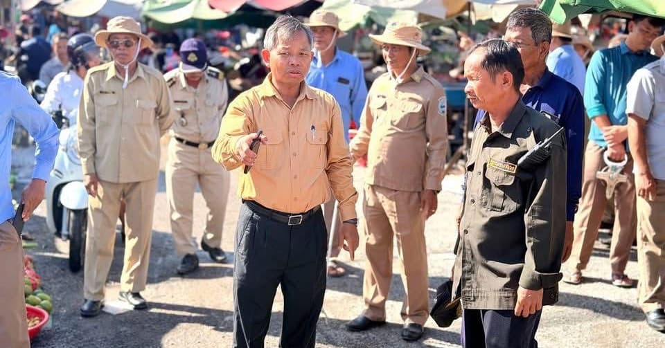 អភិបាលស្រុកត្រាំកក់ ចុះពិនិត្យសកម្មភាពកាយប្រមូលសំរាមក្នុងប្រឡាយគល់ស្ពានអង្គតាសោម ដើម្បីលើក កម្ពស់សោភ័ណភាព និងរំដោះជំនន់ទឹកភ្លៀង
