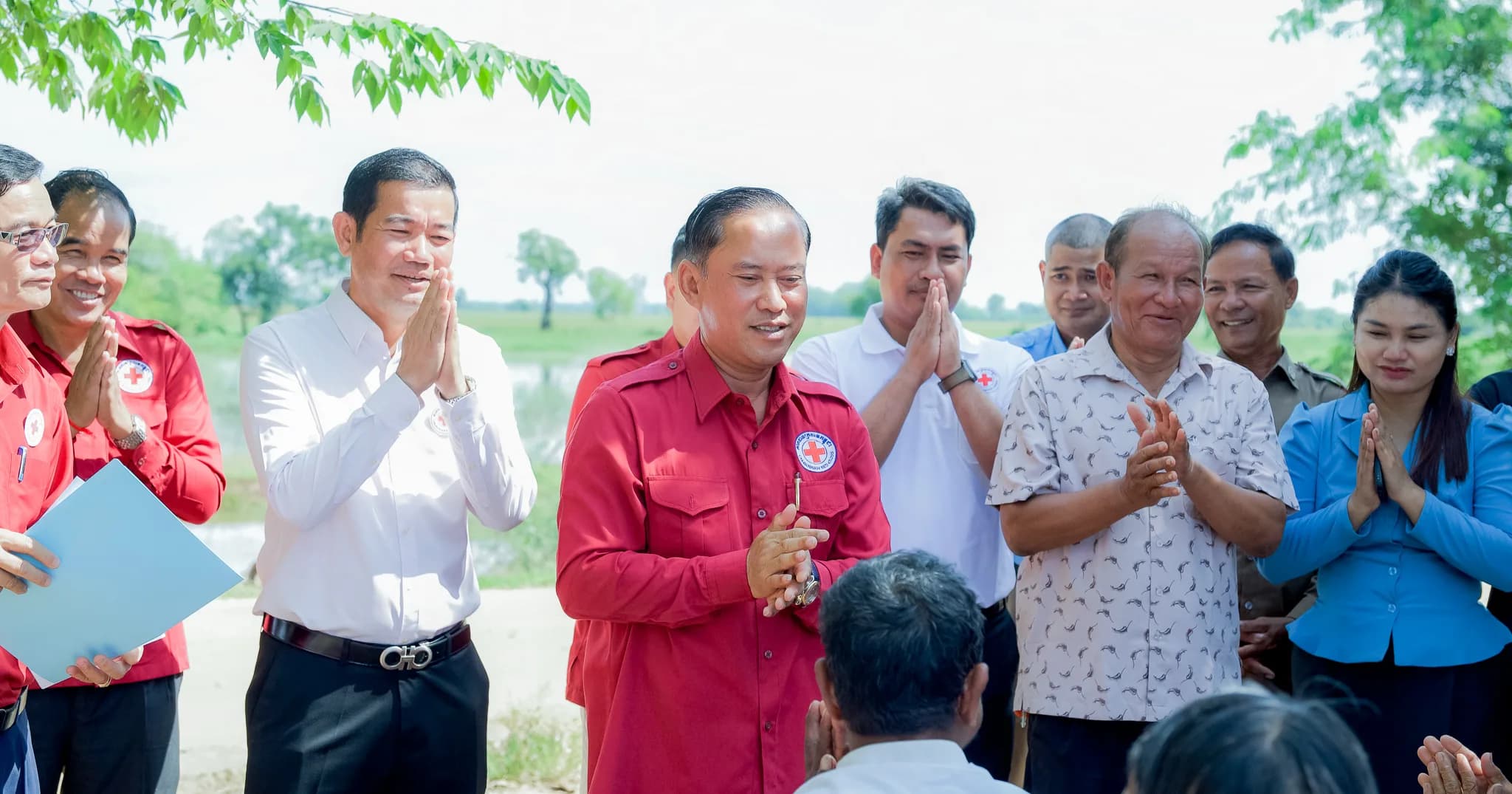 អភិបាលខេត្តតាកែវ នាំយកអំណោយមនុស្សធម៌ផ្តល់ជូនពលរដ្ឋទីទ័លក្រ និងរងគ្រោះដោយជំនន់ទឹកភ្លៀង ១២ គ្រួសារ នៅស្រុកទ្រាំង