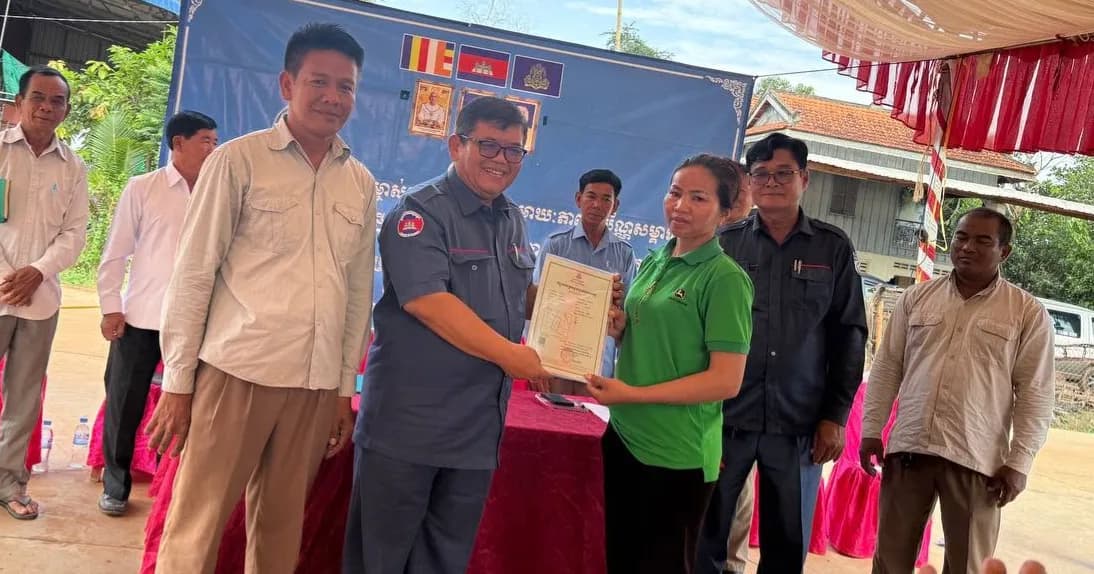 មន្ទីររៀបចំដែនដីខេត្តតាកែវ ប្រគល់វិញ្ញាបនប័ត្រសម្គាល់ម្ចាស់អចលនវត្ថុ (ប័ណ្ណកម្មសិទ្ធិដីធ្លី) ជូនប្រជាពលរដ្ឋ ២ភូមិ ក្នុងស្រុកត្រាំកក់