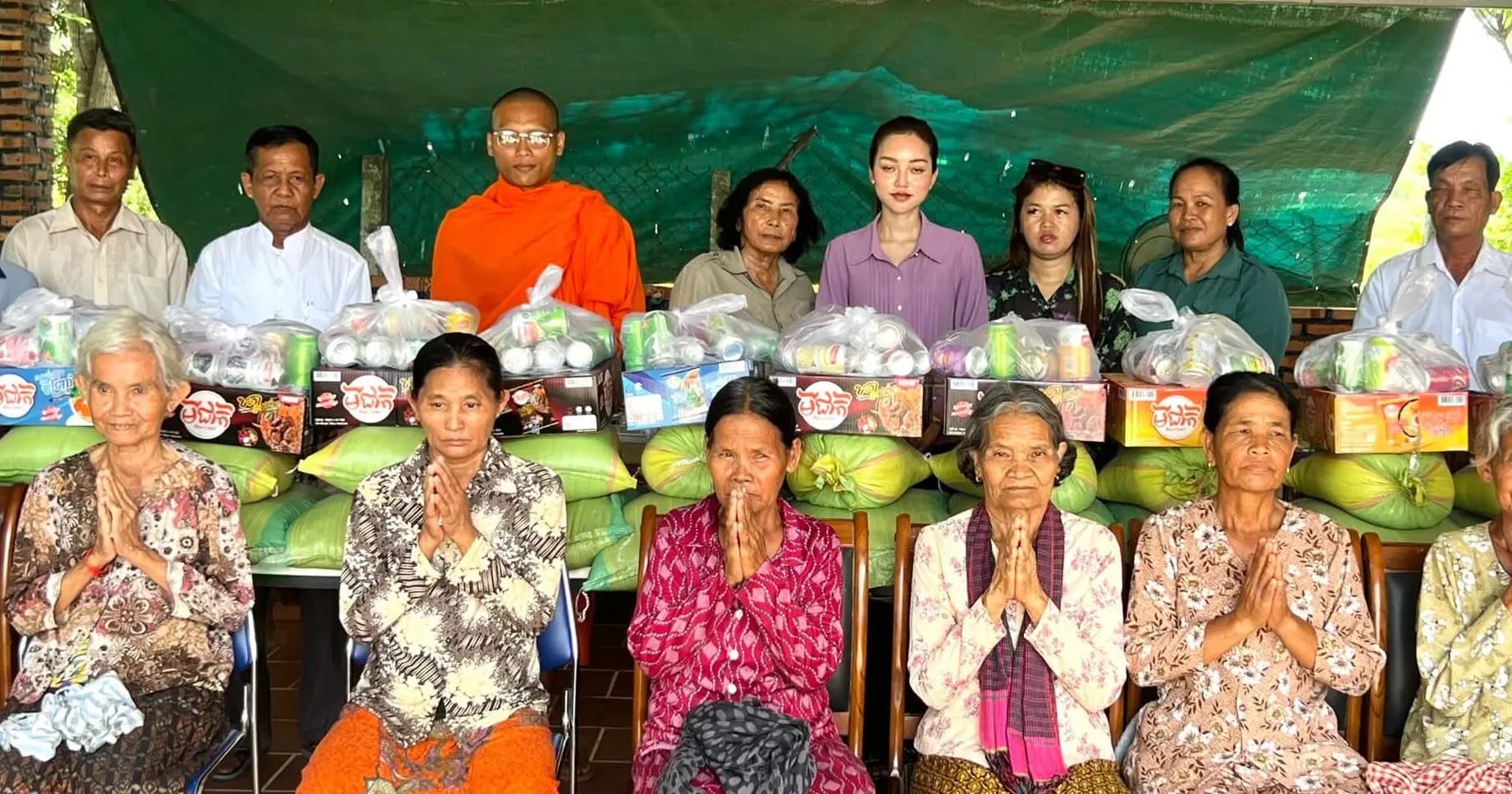ព្រះចៅអធិការវត្តជ្រោះតូចបារមីភ្នំដំរីរមៀល រួមជាមួយសប្បុរសជន នាំយកអំណោយចែកជូនពលរដ្ឋ ចាស់ជរាក្រីក្រ ១២គ្រួសារ នៅស្រុកត្រាំកក់ ខេត្តតាកែវ