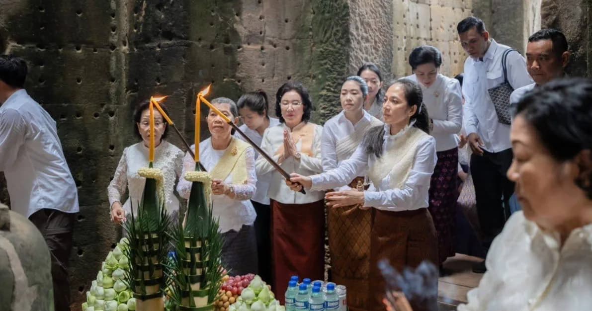 សម្តេចកិត្តិសង្គហបណ្ឌិត ម៉ែន សំអន និងលោកជំទាវបណ្ឌិត ពេជ ចន្ទមុន្នី អញ្ជើញបួងសួងសុំសេចក្តីសុខសន្តិភាពជូនជាតិ និងប្រសិទ្ធពរជ័យដល់កងទ័ពជួរមុខ