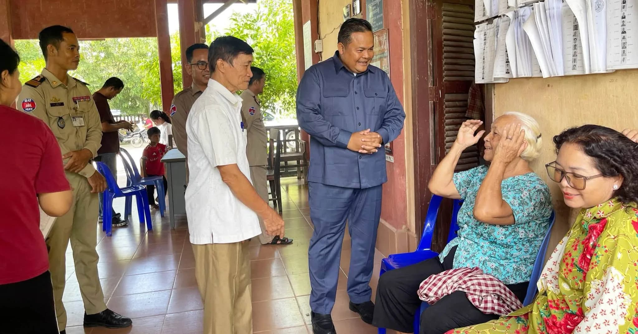 អភិបាលស្រុកព្រៃកប្បាស ចុះពិនិត្យដំណើរការផ្តល់អត្តសញ្ញាណប័ណ្ណជូនពលរដ្ឋក្នុងឃុំអង្កាញ់ និងជំរុញឱ្យអាជ្ញាធរបម្រើសេវាជូនពលរដ្ឋឱ្យបានលឿនរហ័ស