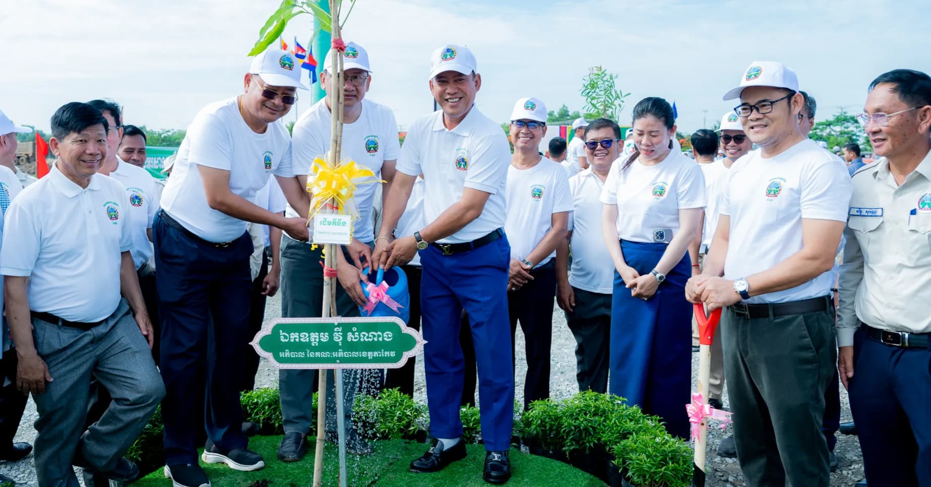 អភិបាលខេត្តតាកែវ អំពាវនាវដល់ប្រជាពលរដ្ឋ និងមន្ត្រីរាជការ រួមគ្នាដាំដើមឈើ និងថែរក្សាព្រៃឈើ