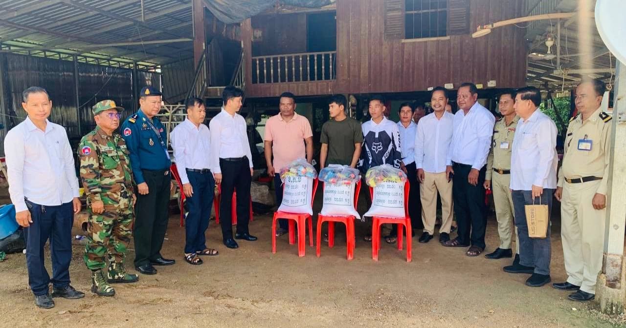 ឯកឧត្តម ខូវ មករា អញ្ជើញចុះសួរសុខទុក្ខ និងនាំយកអំណោយឧបត្ថម្ភជូនវីរកងទ័ពចំនួន ៣គ្រួសារ នៅស្រុកកោះអណ្ដែត