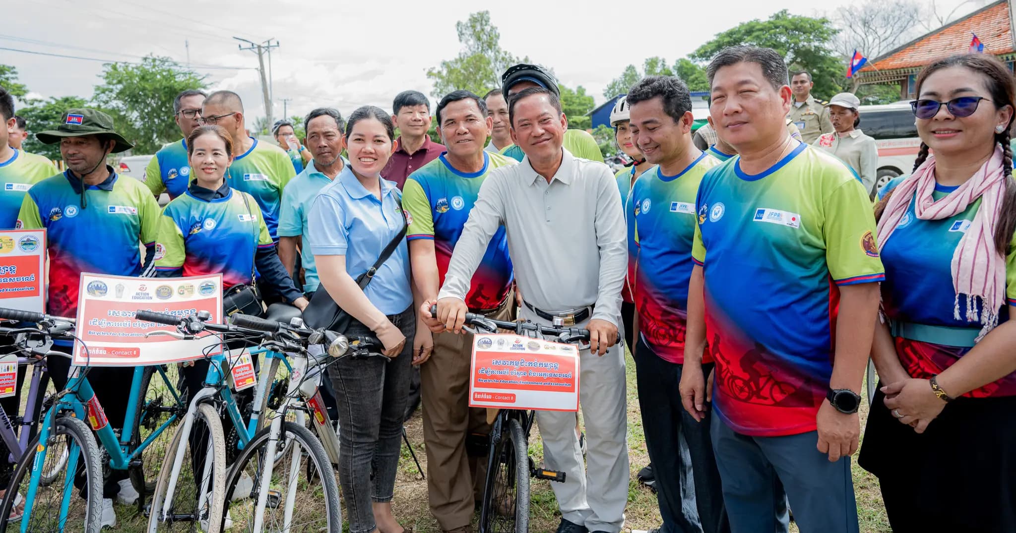 អ្នកជិះកង់ជាង ៩០០នាក់ រួមគ្នាក្នុងព្រឹត្តិការណ៍ «កីឡាក្នុងរដូវកាលបៃតង» ជិះកង់ ១៧១គីឡូម៉ែត្រ ពីភ្នំពេញ ឆ្ពោះទៅរមណីយដ្ឋានប្រវត្តិសាស្ត្រភ្នំដា និងដាំកូនឈើ ៦០០ដើម