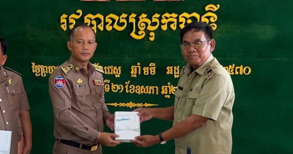 រដ្ឋបាលស្រុកបាទី បំពាក់វិទ្យុទាក់ទង (អាយកូម) ជូនថ្នាក់ដឹកនាំ និងមេឃុំទាំង ១៥ ដើម្បីបង្កើនល្បឿន និងប្រសិទ្ធភាពការងារបម្រើពលរដ្ឋ