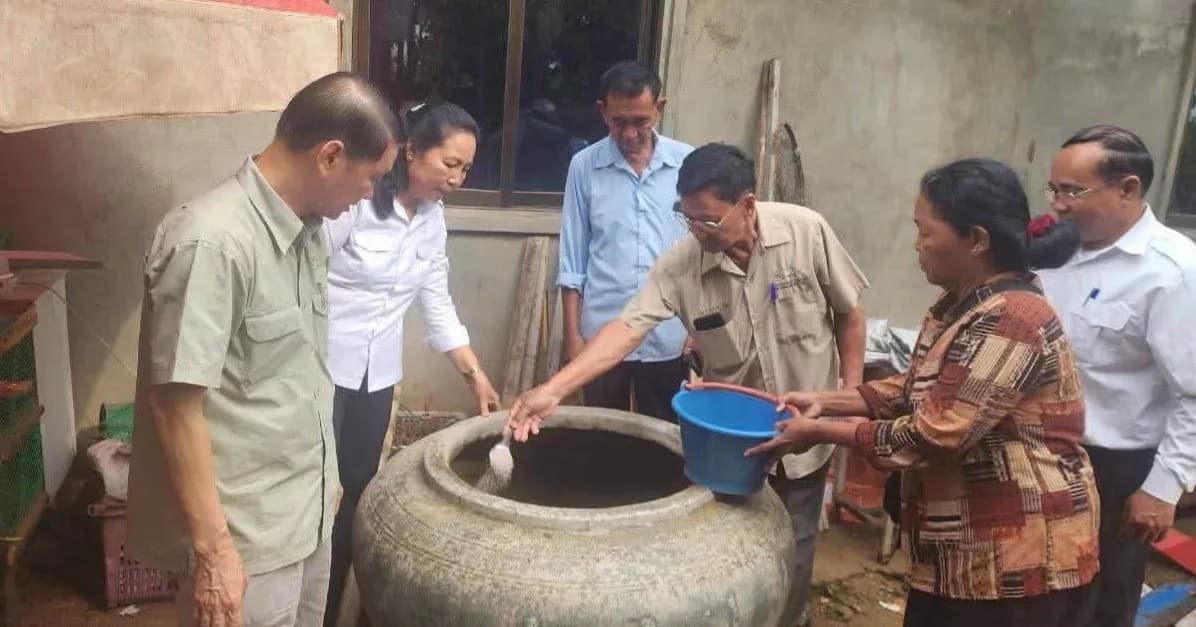 ក្រុមការងារមន្ទីរសុខាភិបាលខេត្តបាត់ដំបង បន្តចុះបាញ់ថ្នាំ និងដាក់អាបេត ដើម្បីកាត់ផ្តាច់ជម្រកបង្កាត់ពូជមូសខ្លា បង្ការជំងឺគ្រុនឈាម